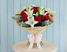 Букет цветов из:  Лилии и Розы в Ольге