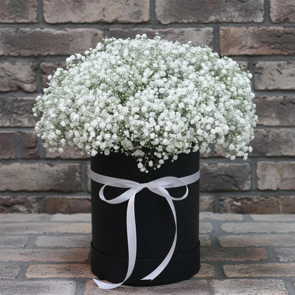 Цветочная композиция из Гипсофила в шляпной коробке в Ольге