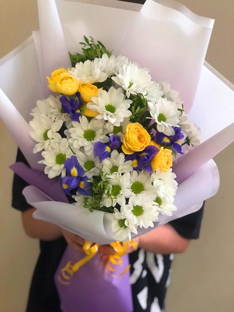 Букет цветов из: Ирисы, Хризантемы и Розы в Ольге