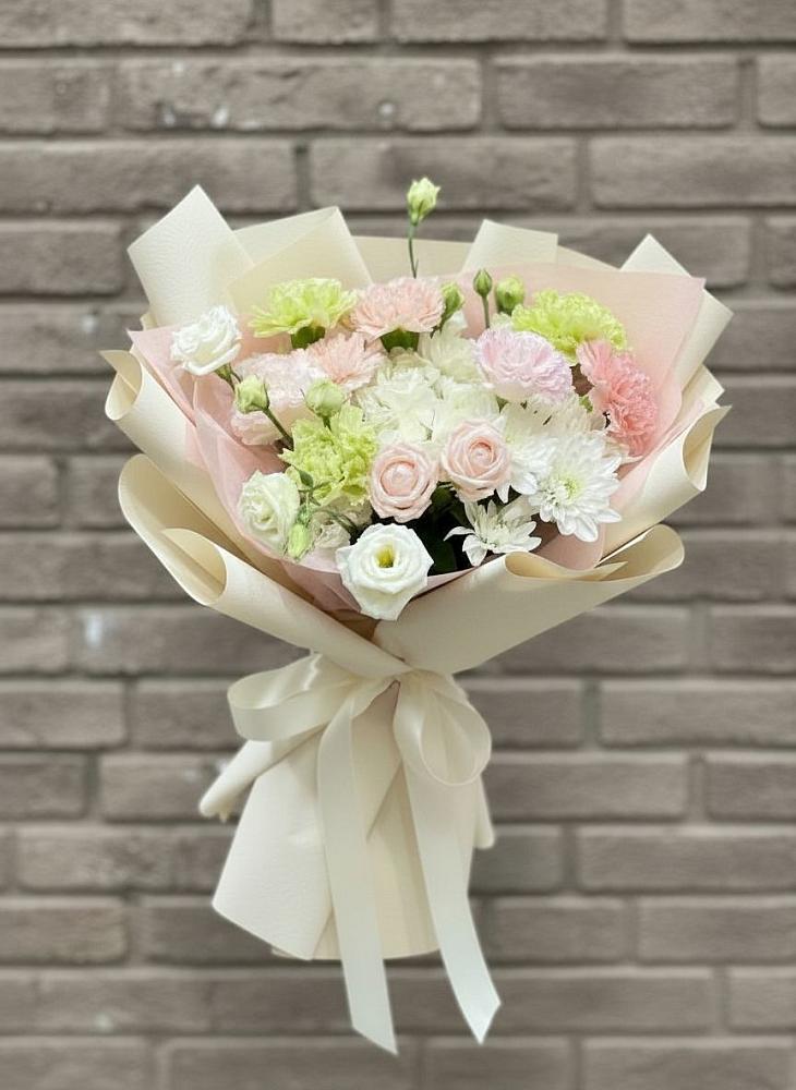 Букет цветов из: Гвоздики, Розы, Лизиантусы и Хризантемы в Ольге