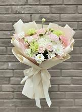 Букет цветов из:  Гвоздики, Розы, Лизиантусы и Хризантемы #REPLACE_PRED# Ольге