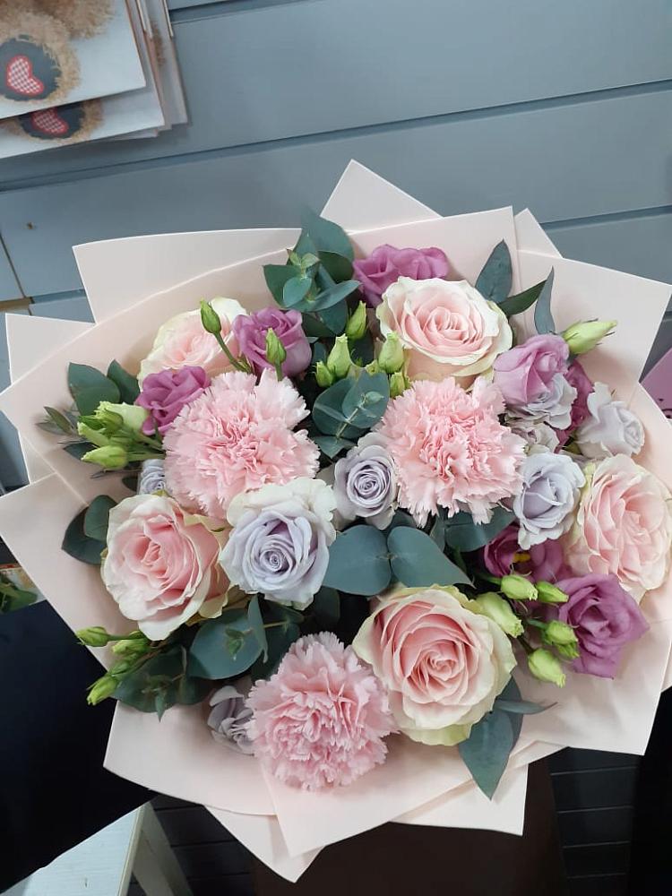 Букет цветов из: Розы, Гвоздики и Лизиантусы в Ольге